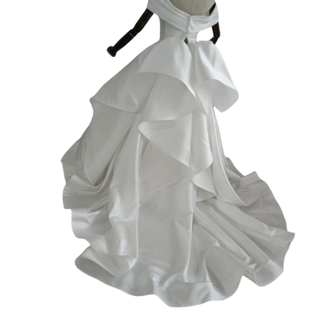 ウエディングドレス デザイン感 プリンセスライン オフショルダー 豪華なバックリボン 結婚式