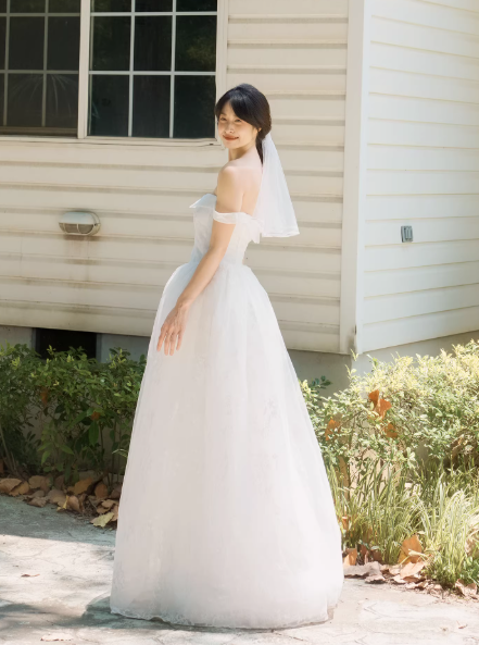 ウェディングドレス オフショルダー Aライン フレアスカート 編み上げ ロング エレガント 結婚式