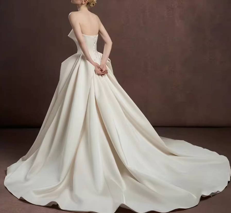 ウェディングドレス ベアトップ ロイヤルサテン プリンセスライン ラッフルフリル ロングトレーン 結婚式