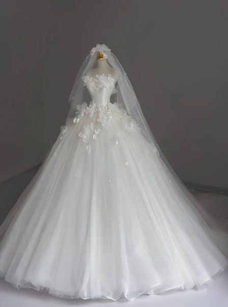 華やか ウェディングドレス ベアトップ 花柄のモチーフ刺繍が美しく ボリュームドレス 結婚式