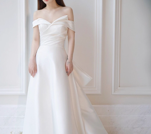 フランス風 ウェディングドレス オフショルダー 細見えシルエット ふっくら柔らかなバックリボン 結婚式