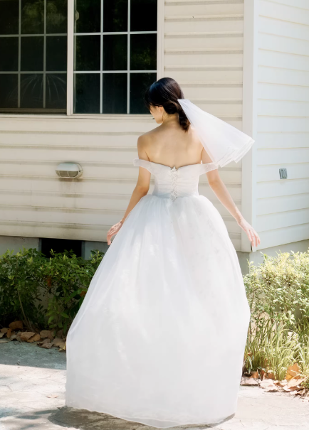ウェディングドレス オフショルダー Aライン フレアスカート 編み上げ ロング エレガント 結婚式