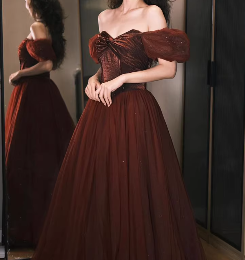 カラードレス ボルドー色 ベアトップ パフスリーブ キラキラチュール 揺らめく裾 演奏会