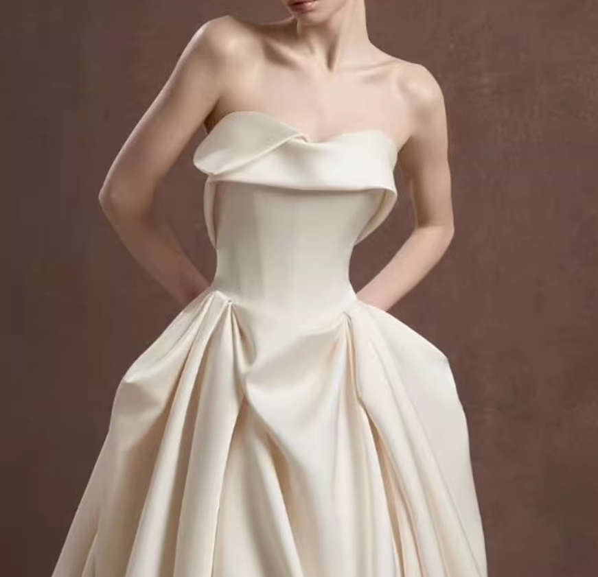 ウェディングドレス ベアトップ ロイヤルサテン プリンセスライン ラッフルフリル ロングトレーン 結婚式