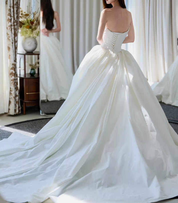 ウェディングドレス ベアトップ プリンセスライン 繊細レース ロイヤルサテン 編み上げ 結婚式