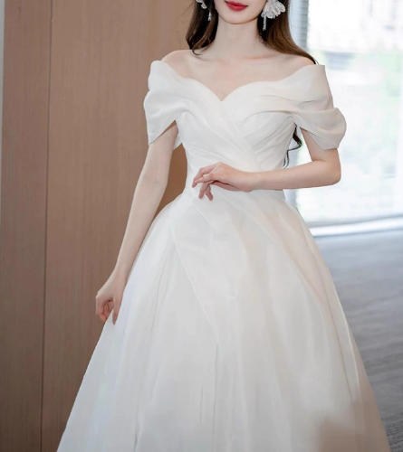 ウェディングドレス オフショルダー ハンドドレープ Aライン 揺らめく裾 結婚式