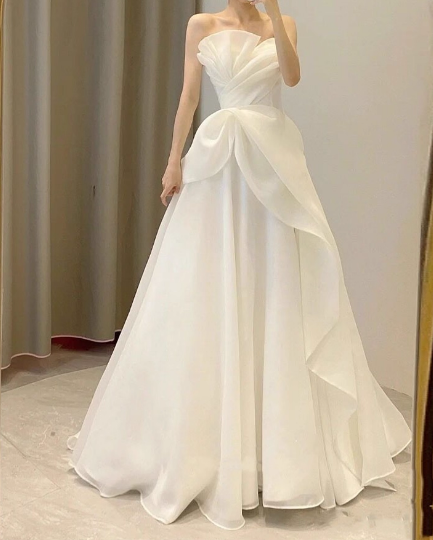 ウェディングドレス ベアトップ Aライン ラッフルフリル 短トレーン 編み上げ 結婚式/披露宴