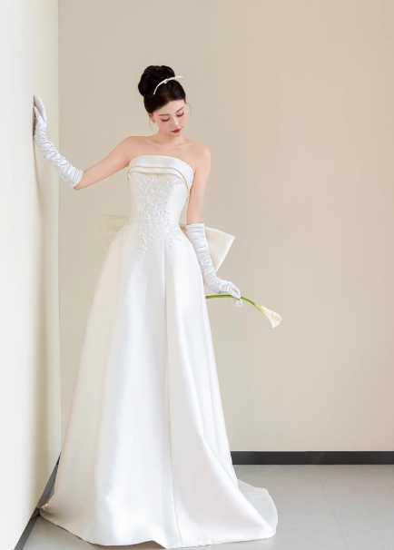ウェディングドレス ベアトップ 豪華なバックリボン Aライン 繊細レース クラシカル 結婚式