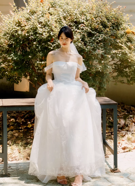 ウェディングドレス オフショルダー Aライン フレアスカート 編み上げ ロング エレガント 結婚式