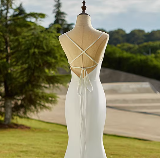 ウェディングドレス キャミソール Vネック マーメイドライン 背中見せ ミニトレーン 二次会