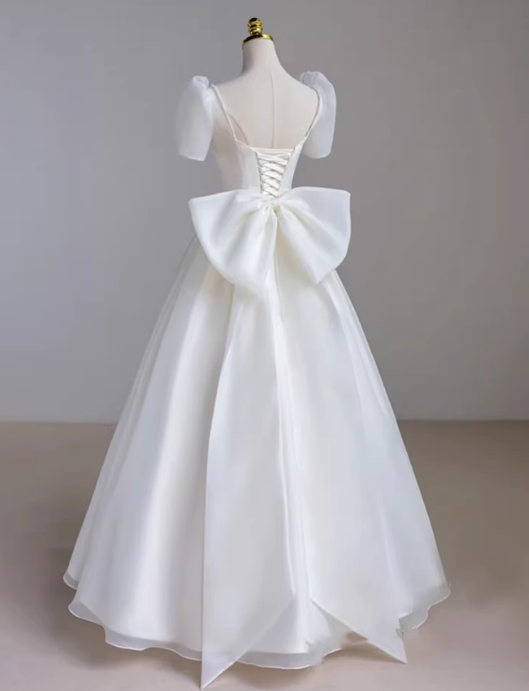 ウェディングドレス Aライン パフスリーブ 豪華なバックリボン ロング 編み上げ 可愛い 結婚式