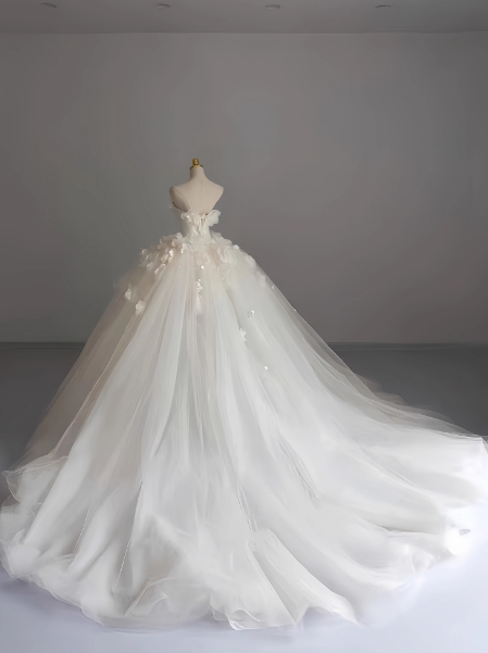 華やか ウェディングドレス ベアトップ 花柄のモチーフ刺繍が美しく ボリュームドレス 結婚式