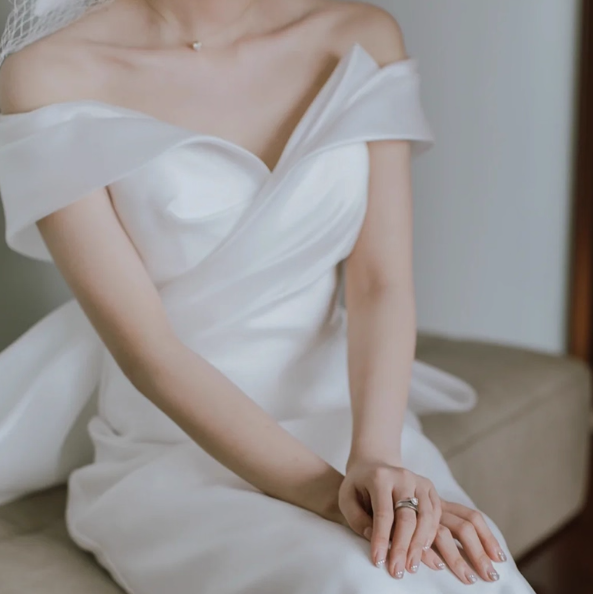 フランス風 ウェディングドレス オフショルダー 細見えシルエット ふっくら柔らかなバックリボン 結婚式
