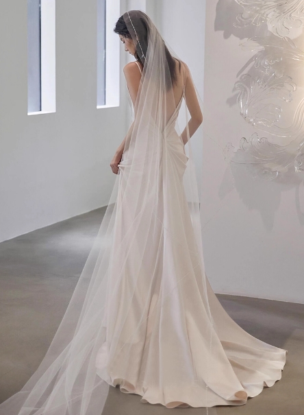 ウエディングドレス Vネック 優雅なシルエット キャミソール 背中見せ 二次会 発表会