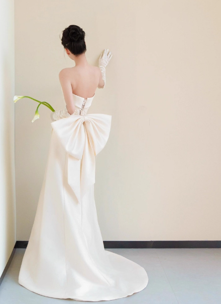 ウェディングドレス ベアトップ 豪華なバックリボン Aライン 繊細レース クラシカル 結婚式