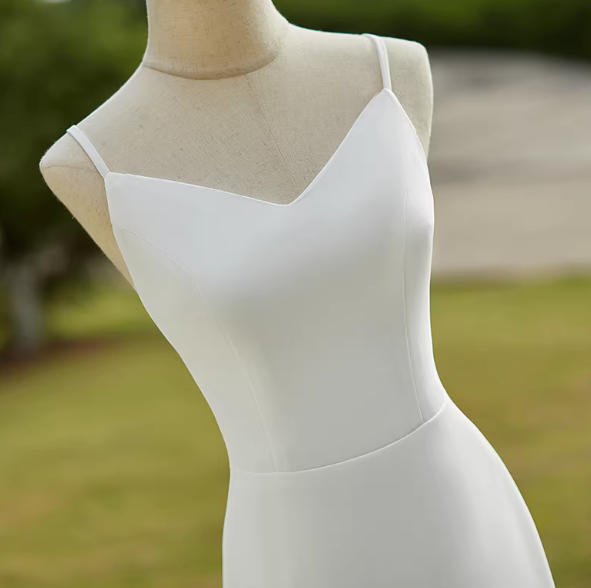 ウェディングドレス キャミソール Vネック マーメイドライン 背中見せ ミニトレーン 二次会