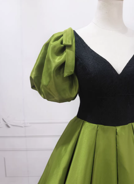 カラードレス グリーン Vネック リボン パフスリーブ Aライン ミニトレーン 編み上げ 披露宴