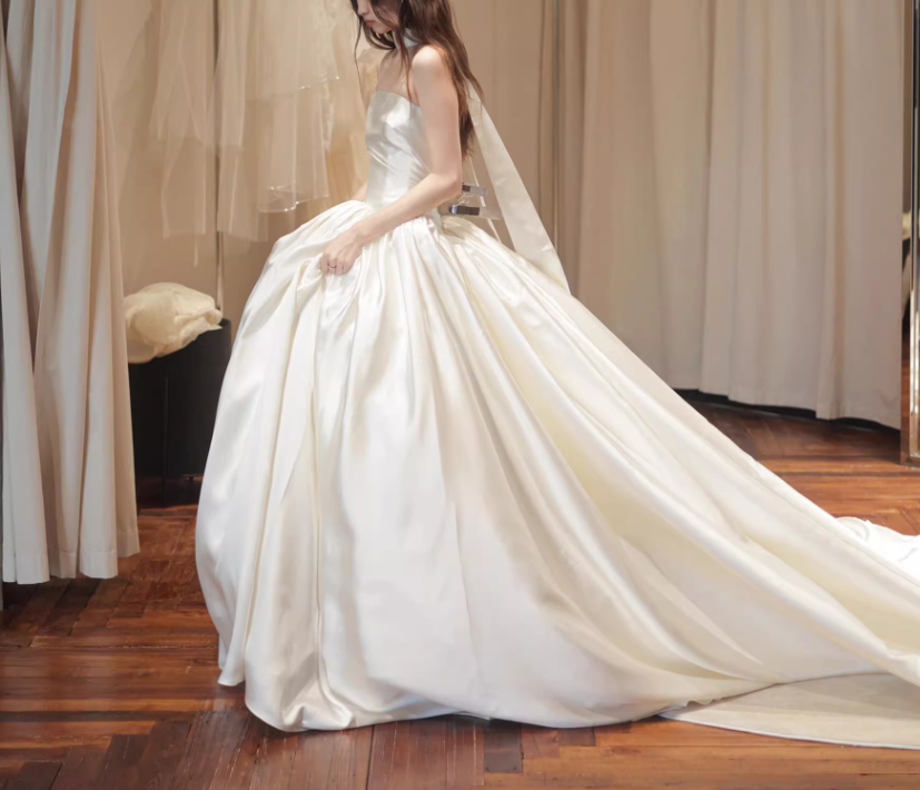 ウェディングドレス シルクタフタ ベアトップ フレアスカート ロングトレーン フランス風 結婚式