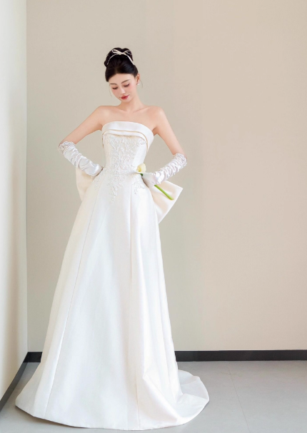 ウェディングドレス ベアトップ 豪華なバックリボン Aライン 繊細レース クラシカル 結婚式