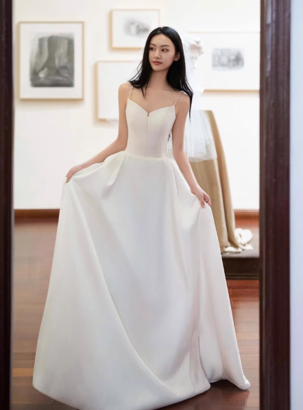 ウェディングドレス キャミソール 光沢サテン Aライン ロングトレーン エレガント 2次会/合コン