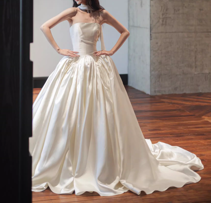 ウェディングドレス シルクタフタ ベアトップ フレアスカート ロングトレーン フランス風 結婚式