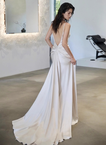 ウエディングドレス Vネック 優雅なシルエット キャミソール 背中見せ 二次会 発表会