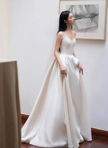 ウェディングドレス キャミソール 光沢サテン Aライン ロングトレーン エレガント 2次会/合コン