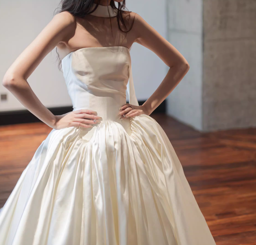 ウェディングドレス シルクタフタ ベアトップ フレアスカート ロングトレーン フランス風 結婚式