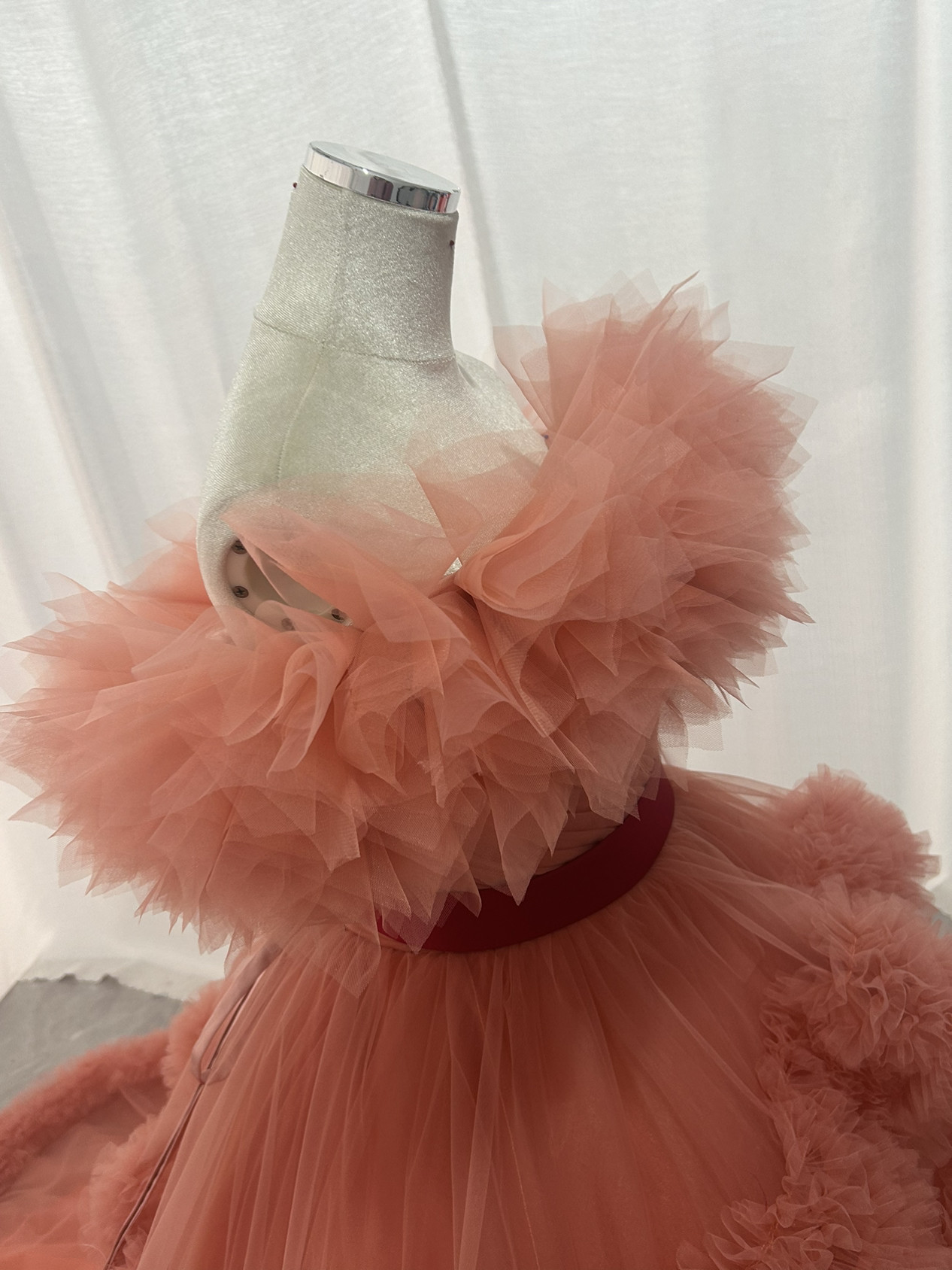 華やか カラードレス オフショルダー ローズピンク ラッフルフリル デザイン感 ロングトレーン 花嫁