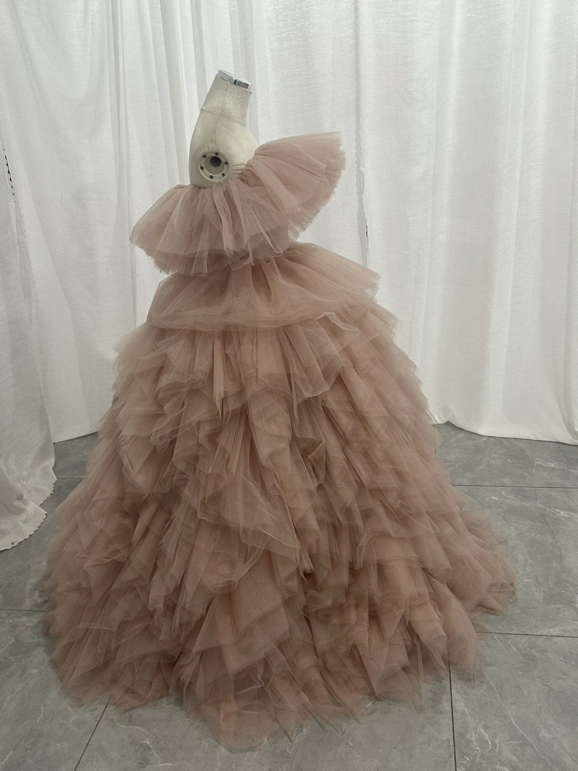 人気上昇！薄桃色 カラードレス 取り外しオフショルダー 柔らかく重ねたチュールスカート ロング 編み上げ 前撮り