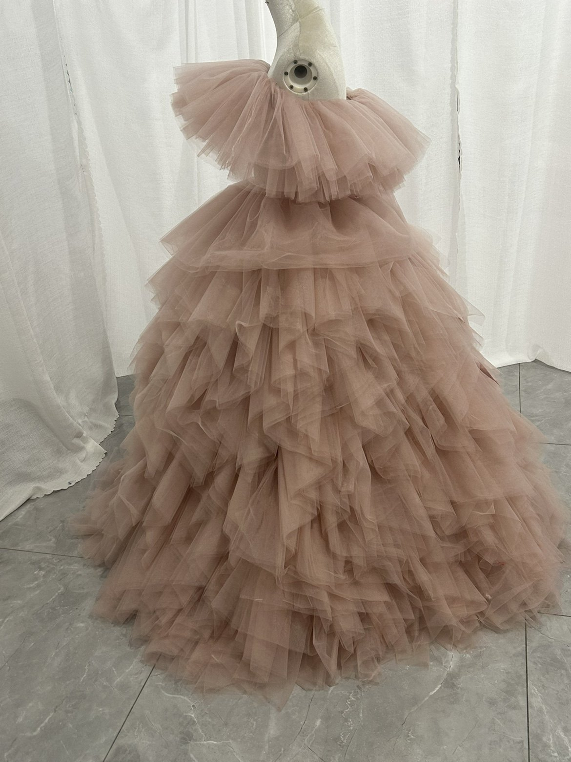 人気上昇！薄桃色 カラードレス 取り外しオフショルダー 柔らかく重ねたチュールスカート ロング 編み上げ 前撮り