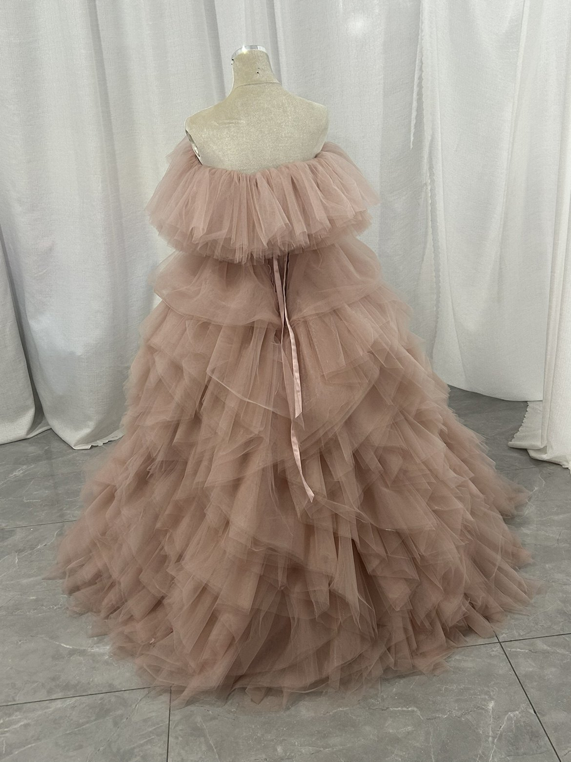 人気上昇！薄桃色 カラードレス 取り外しオフショルダー 柔らかく重ねたチュールスカート ロング 編み上げ 前撮り