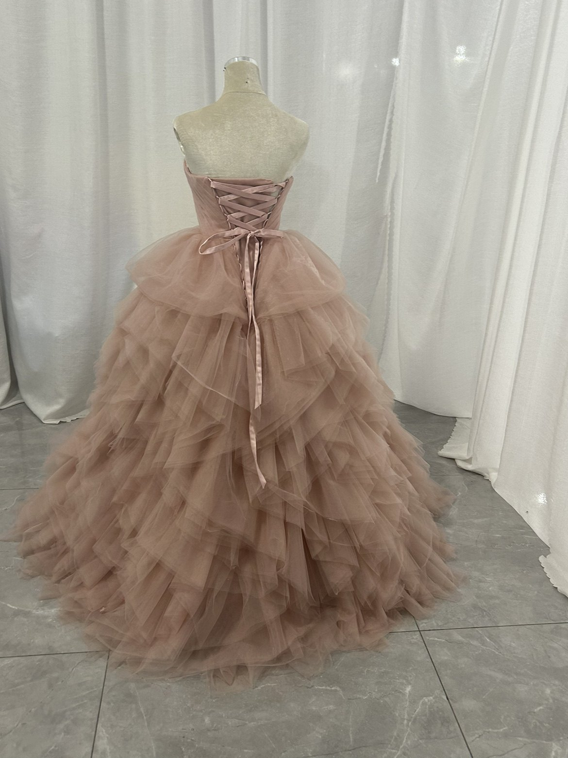 人気上昇！薄桃色 カラードレス ベアトップ 柔らかく重ねたチュールスカート ロング 編み上げ 前撮り