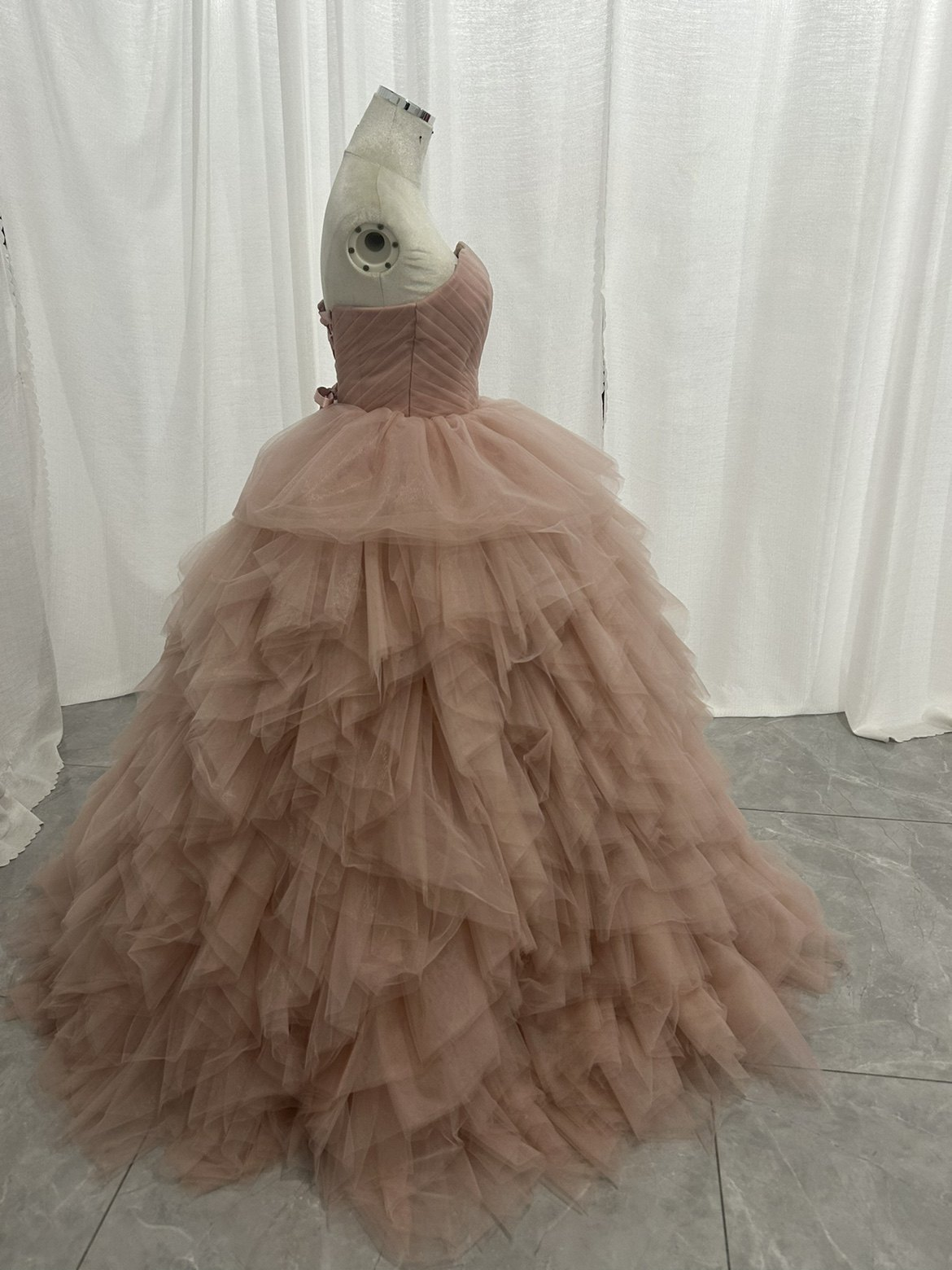 人気上昇！薄桃色 カラードレス ベアトップ 柔らかく重ねたチュールスカート ロング 編み上げ 前撮り