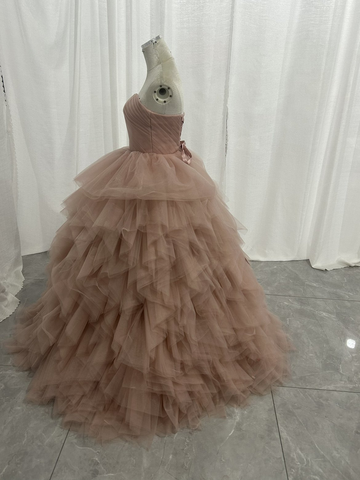 人気上昇！薄桃色 カラードレス ベアトップ 柔らかく重ねたチュールスカート ロング 編み上げ 前撮り