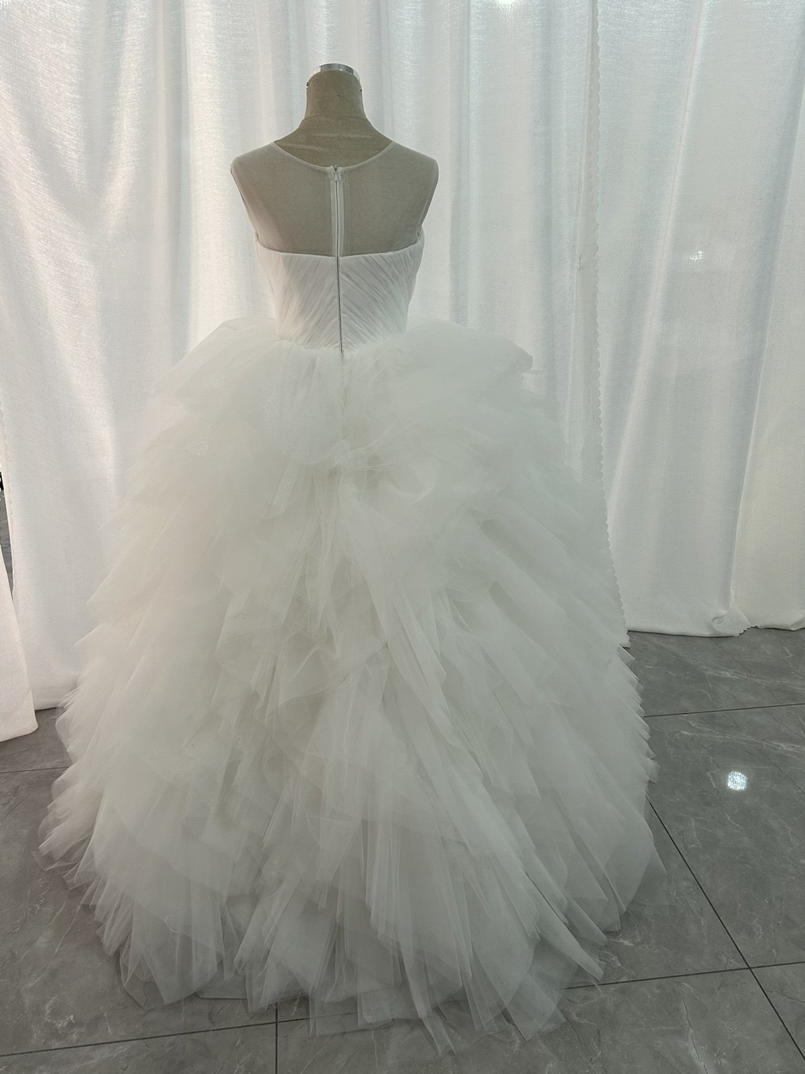 ウェディングドレス ラウンドネック オリジナルドレス ラッフルフリル ボリュームドレス 結婚式