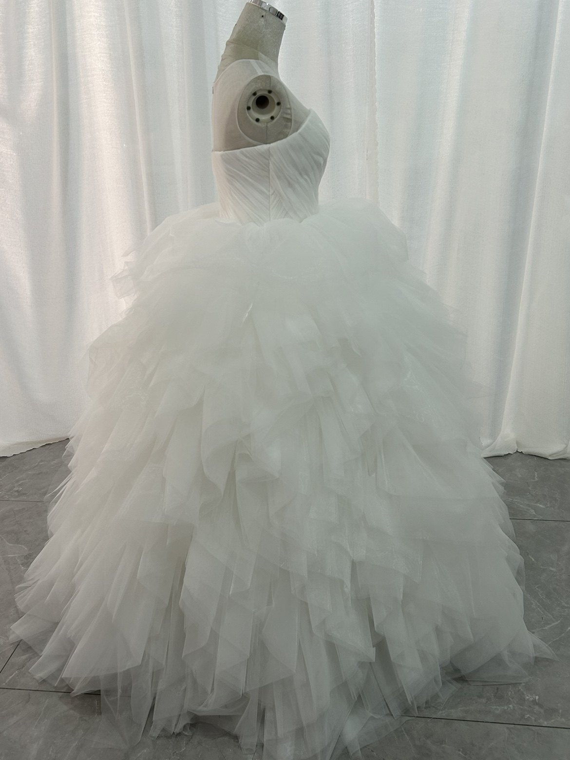 ウェディングドレス ラウンドネック オリジナルドレス ラッフルフリル ボリュームドレス 結婚式