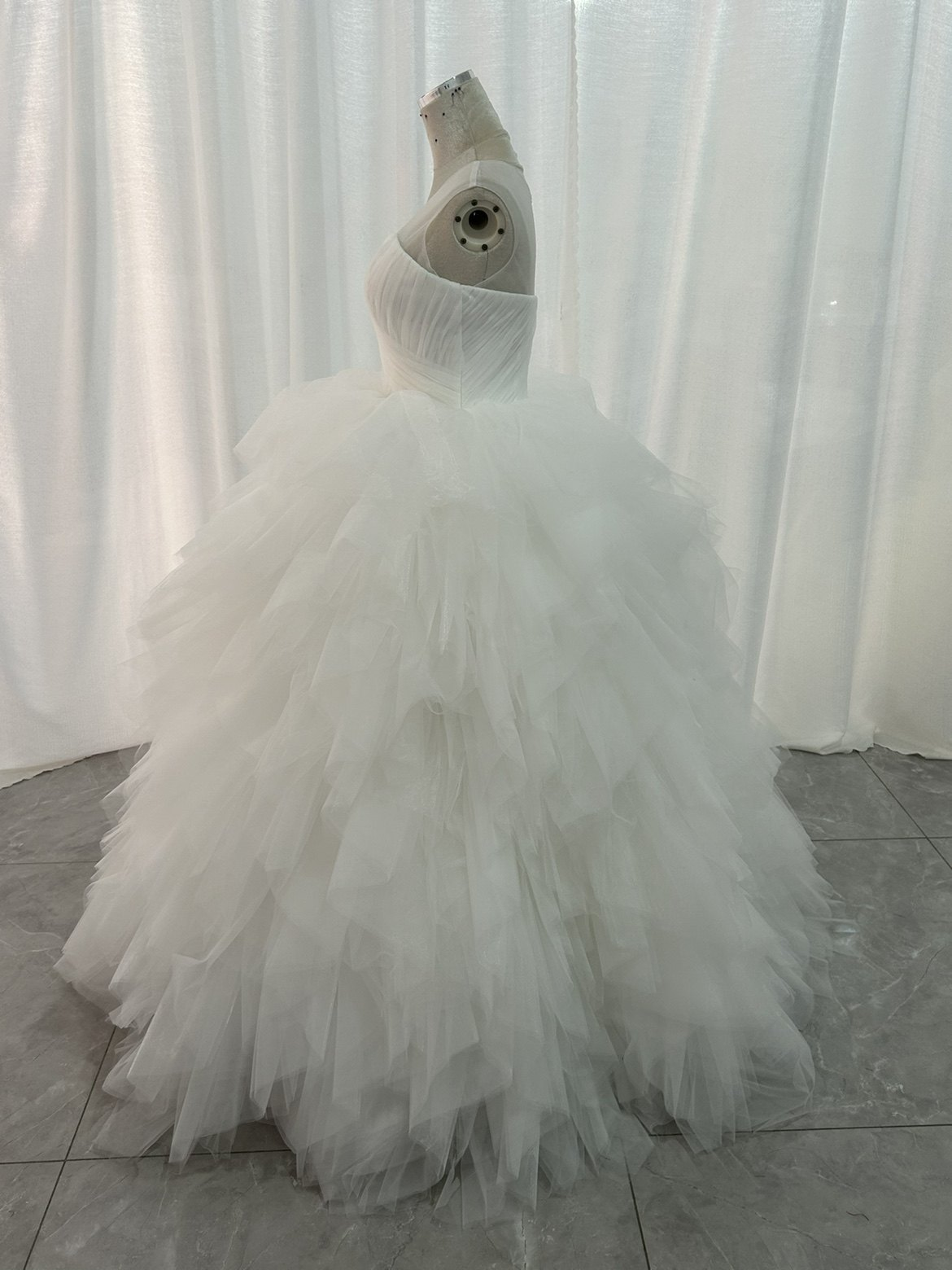 ウェディングドレス ラウンドネック オリジナルドレス ラッフルフリル ボリュームドレス 結婚式