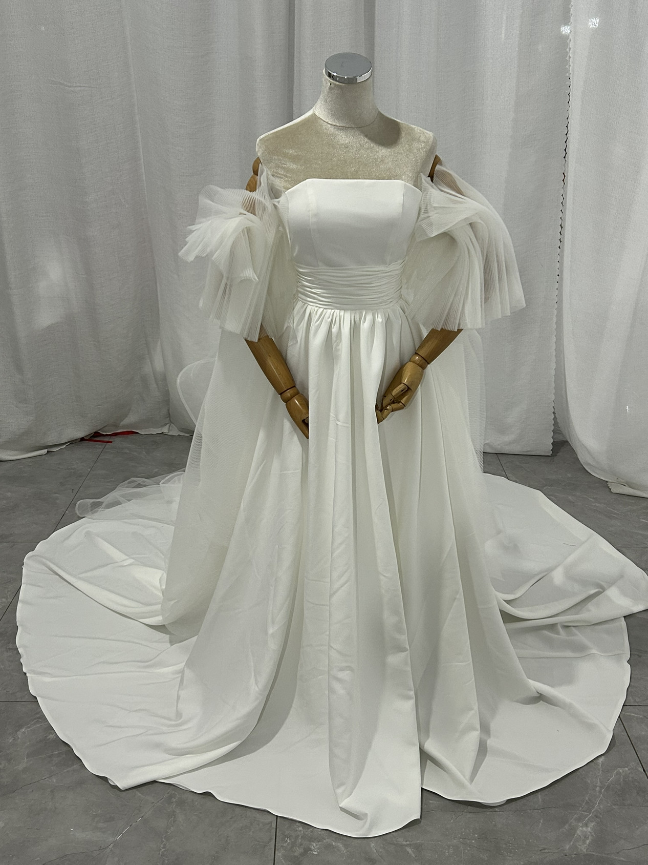 ウエディングドレス 取り外しチュールフリル付け袖 ベアトップ ロングトレーン 前撮り 結婚式