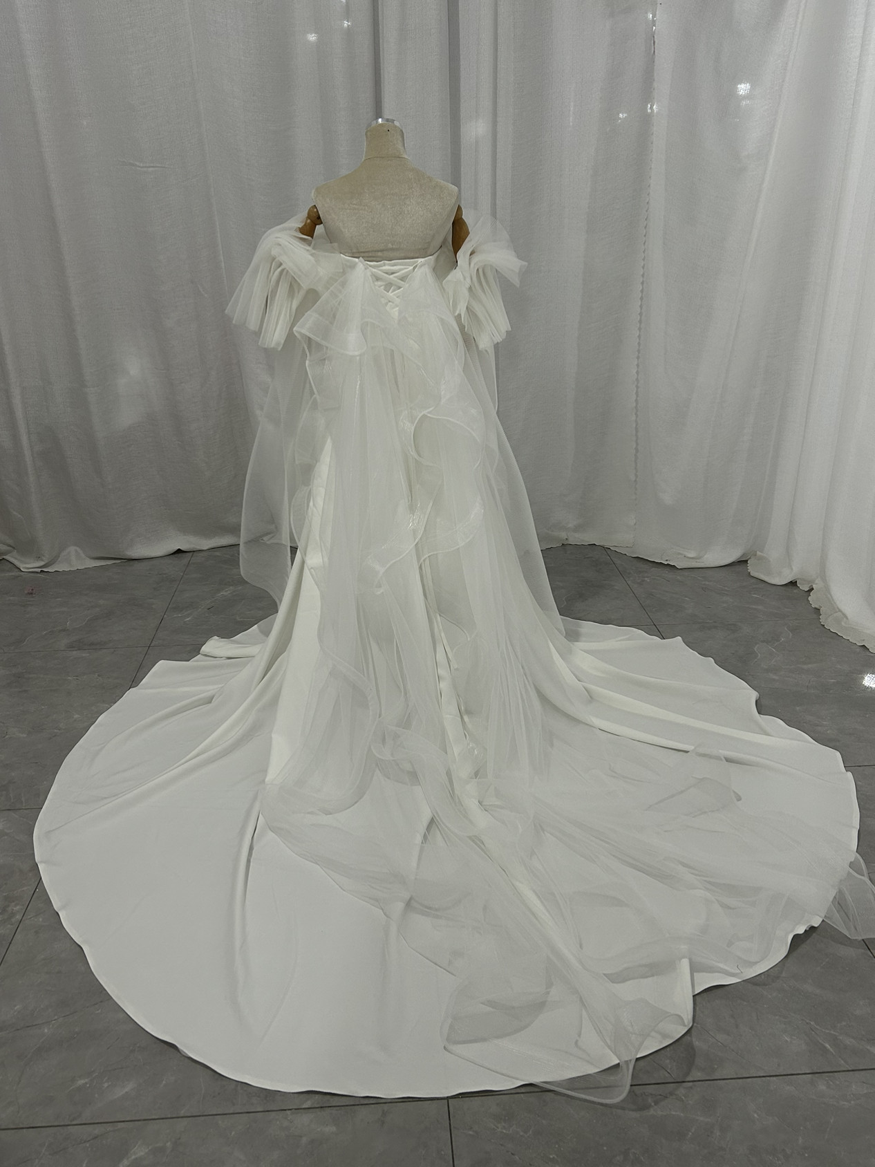 ウエディングドレス 取り外しチュールフリル付け袖 ベアトップ ロングトレーン 前撮り 結婚式
