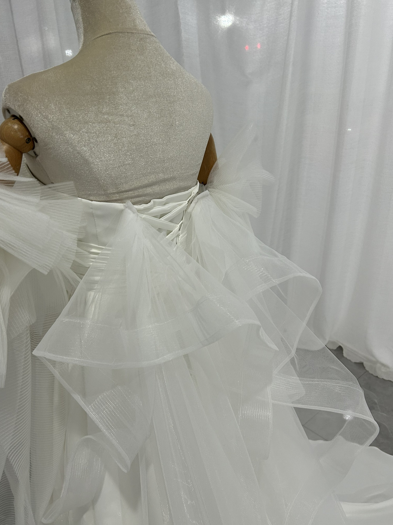 ウエディングドレス 取り外しチュールフリル付け袖 ベアトップ ロングトレーン 前撮り 結婚式