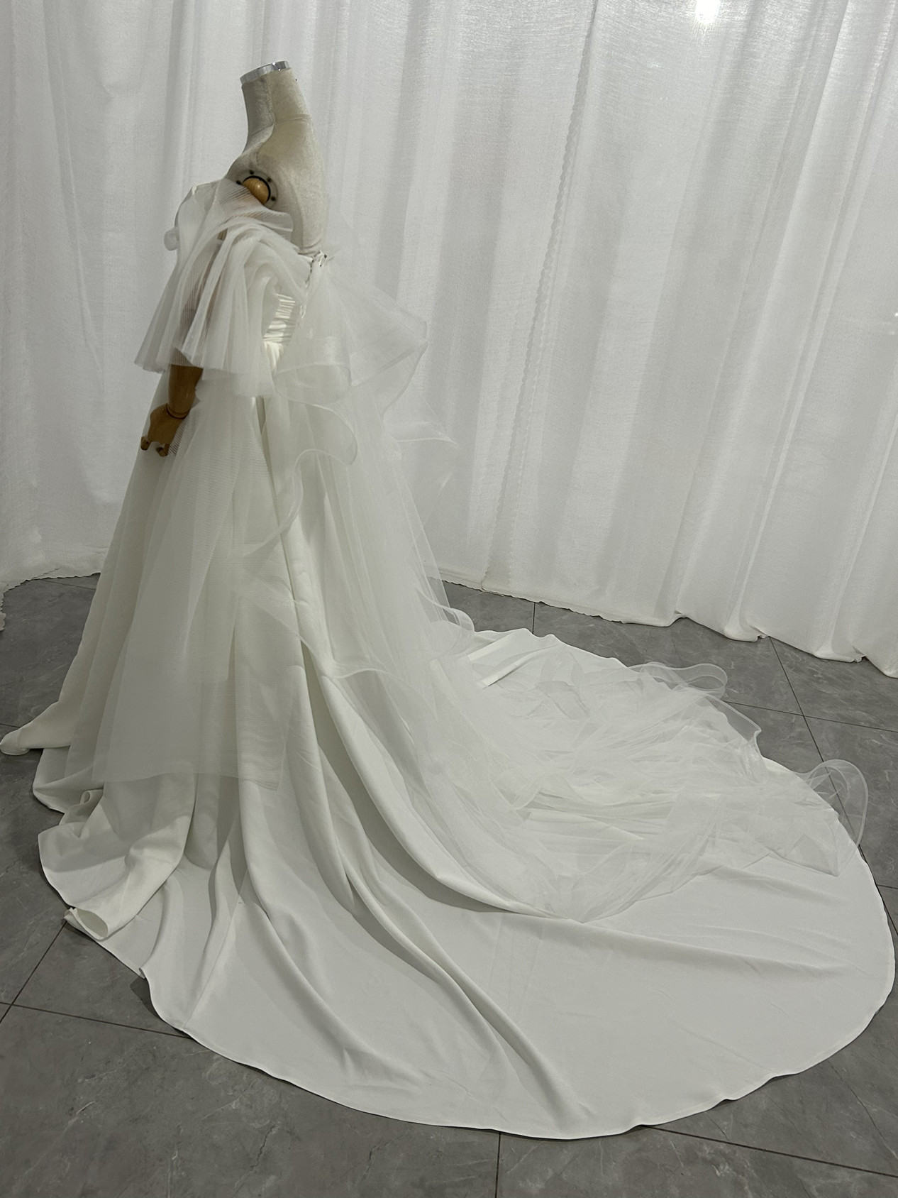 ウエディングドレス 取り外しチュールフリル付け袖 ベアトップ ロングトレーン 前撮り 結婚式