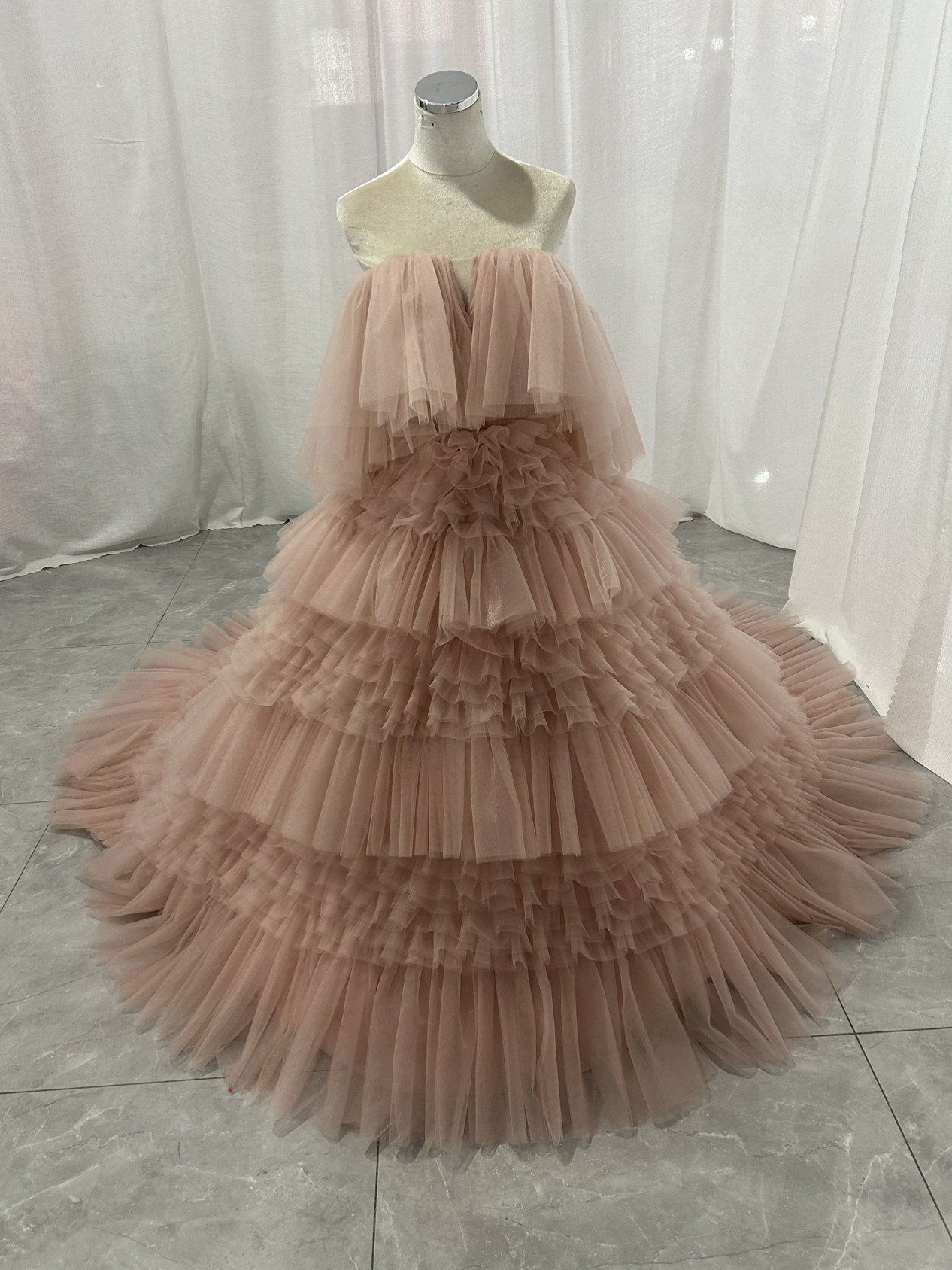 人気上昇！カラードレス ピンク オフショルダー 柔らかく重ねたチュールスカート 花嫁 編み上げ 前撮り
