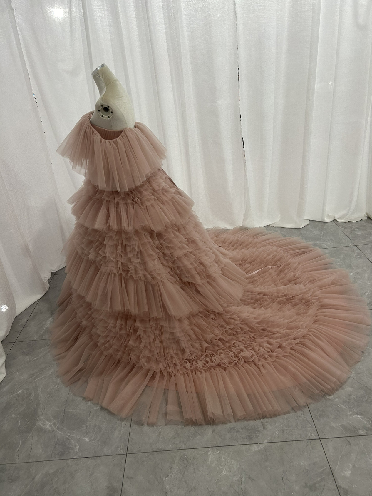 人気上昇！カラードレス ピンク オフショルダー 柔らかく重ねたチュールスカート 花嫁 編み上げ 前撮り