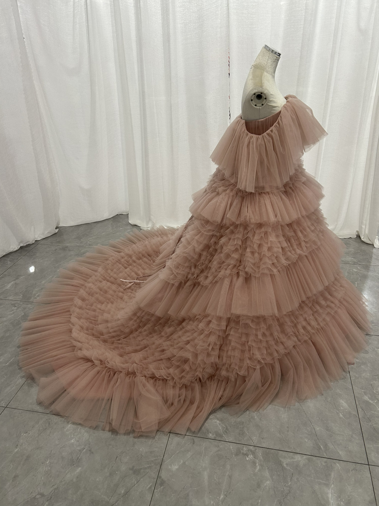 人気上昇！カラードレス ピンク オフショルダー 柔らかく重ねたチュールスカート 花嫁 編み上げ 前撮り