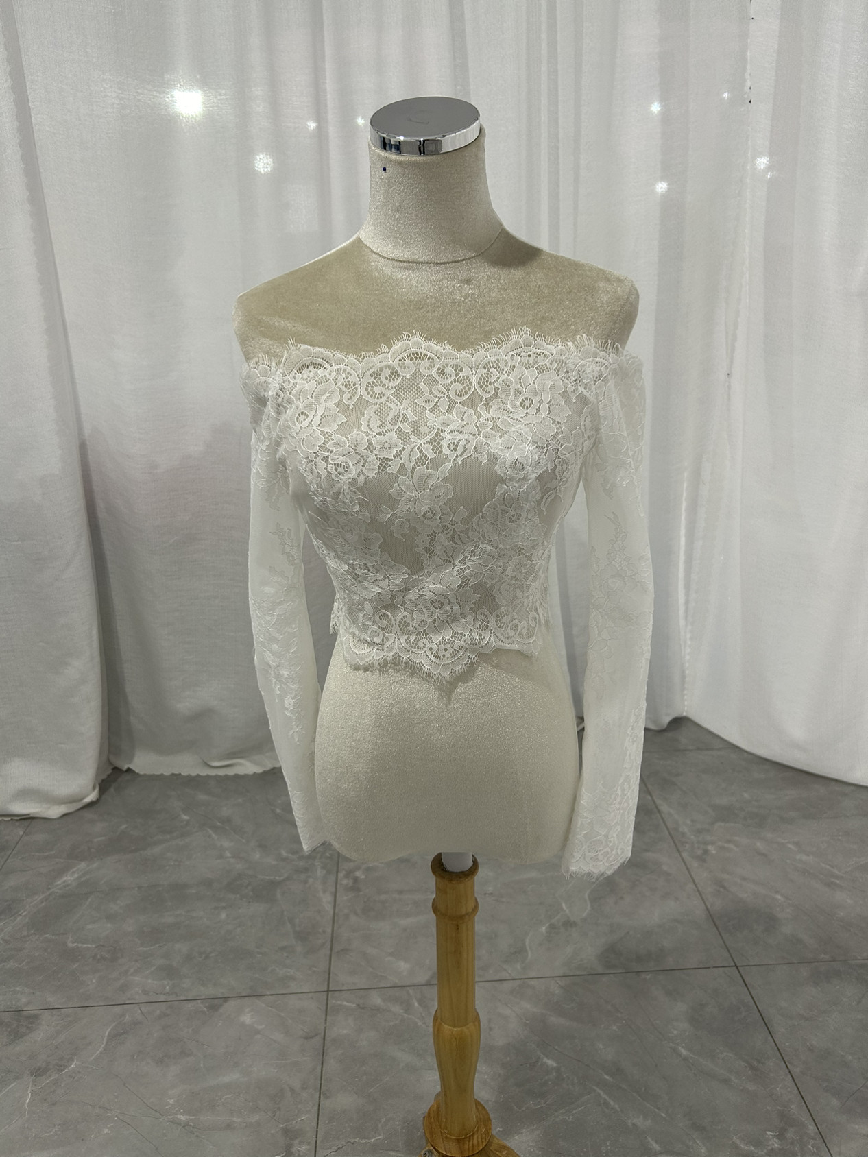 ボレロ オフホワイト オフショルダー 美しい花レース ロングスリーブ ハンドメイド くるみボタン 結婚式