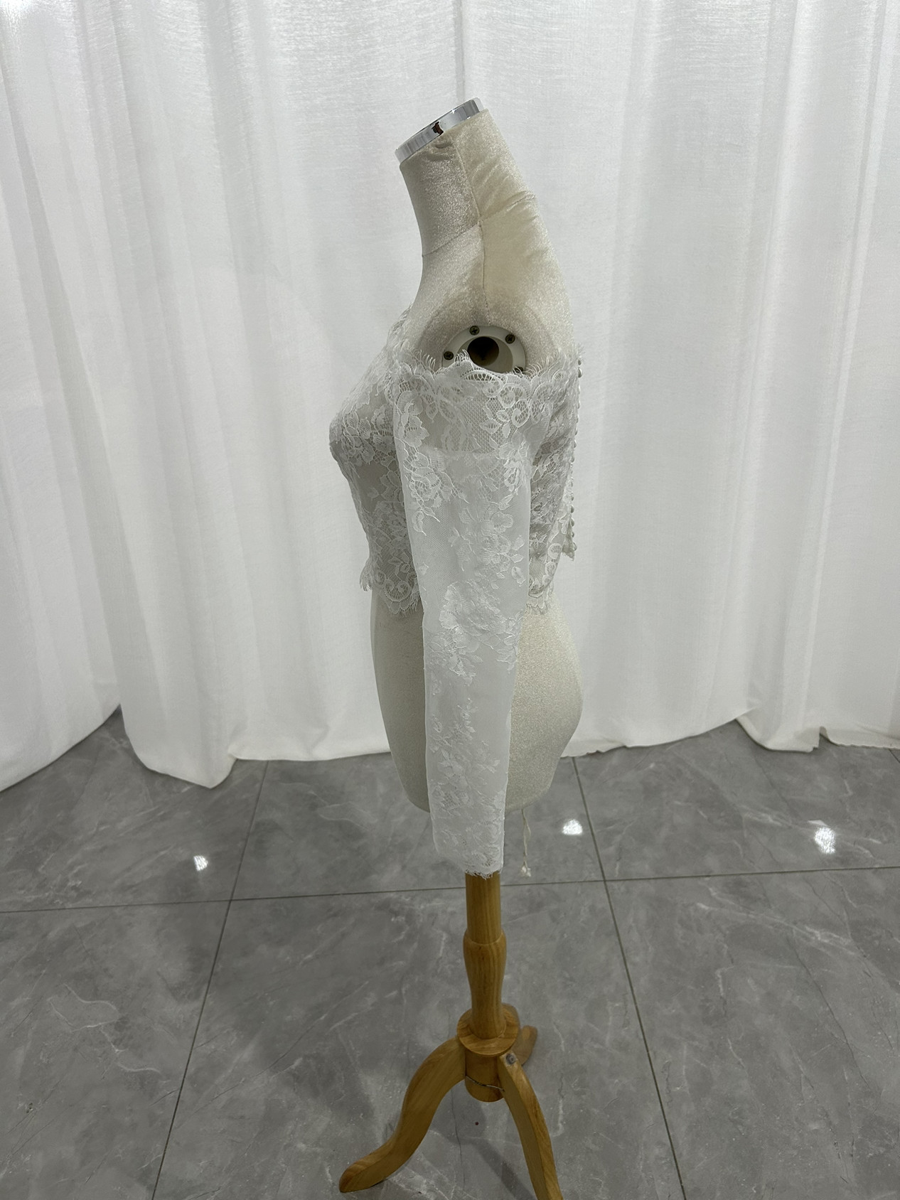 ボレロ オフホワイト オフショルダー 美しい花レース ロングスリーブ ハンドメイド くるみボタン 結婚式