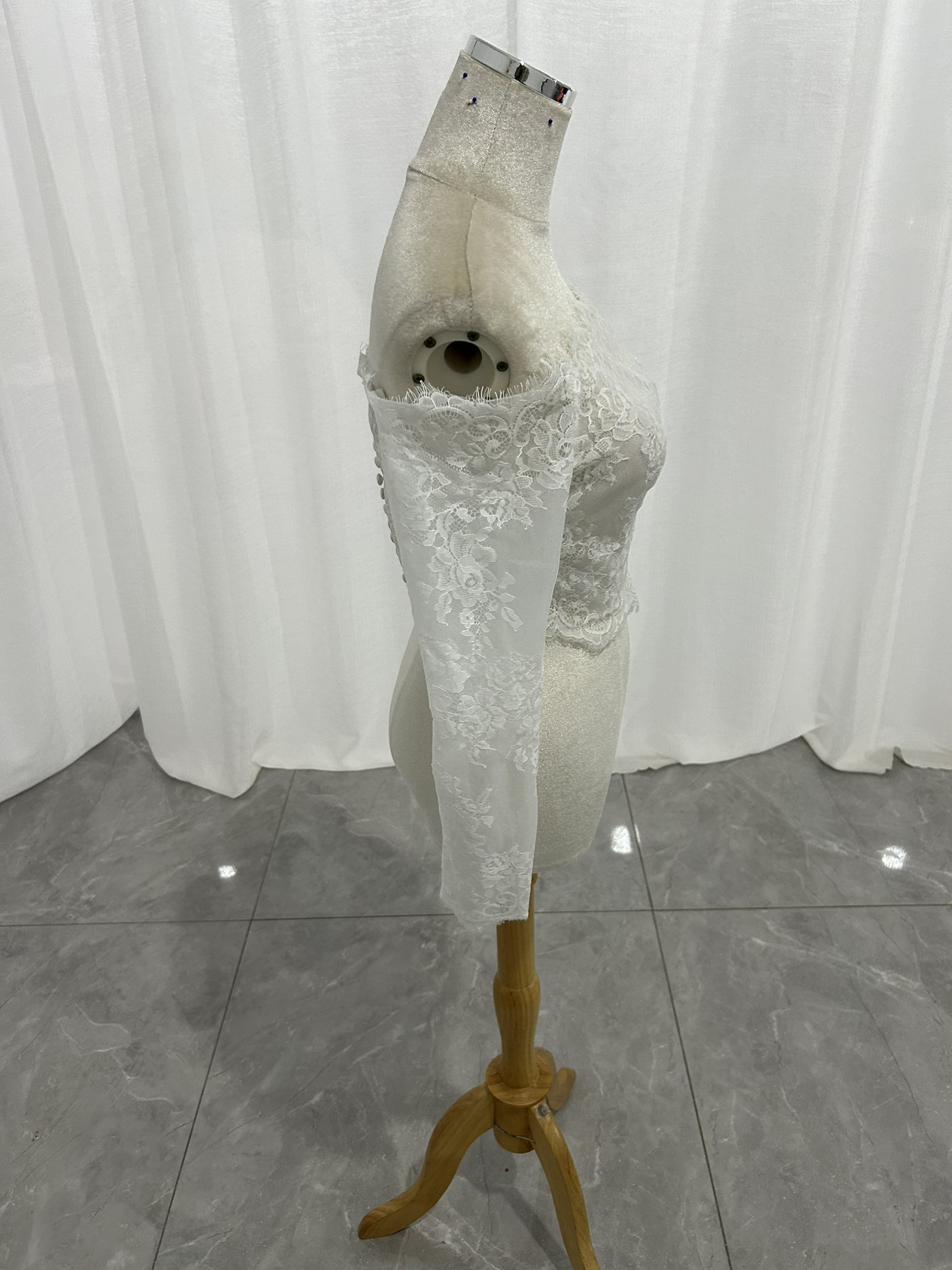 ボレロ オフホワイト オフショルダー 美しい花レース ロングスリーブ ハンドメイド くるみボタン 結婚式