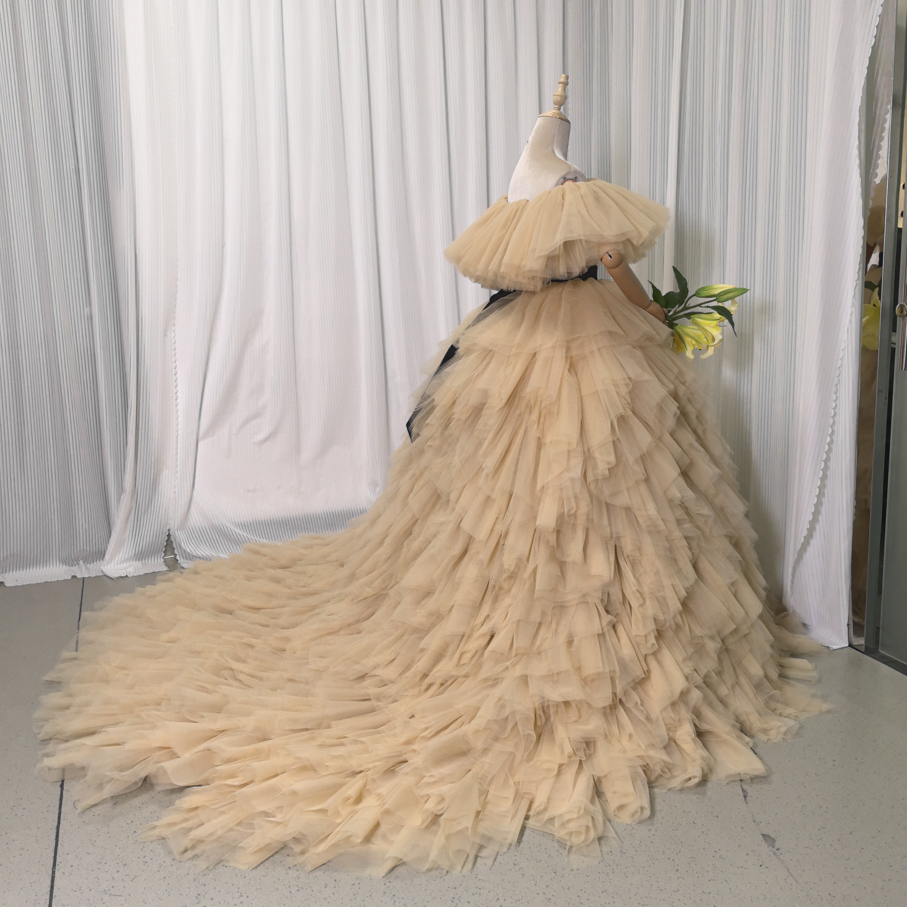 豪華！カラードレス ベージュ オフショルダー サッシュベルト 柔らかく重ねたチュールスカート 編み上げ 結婚式