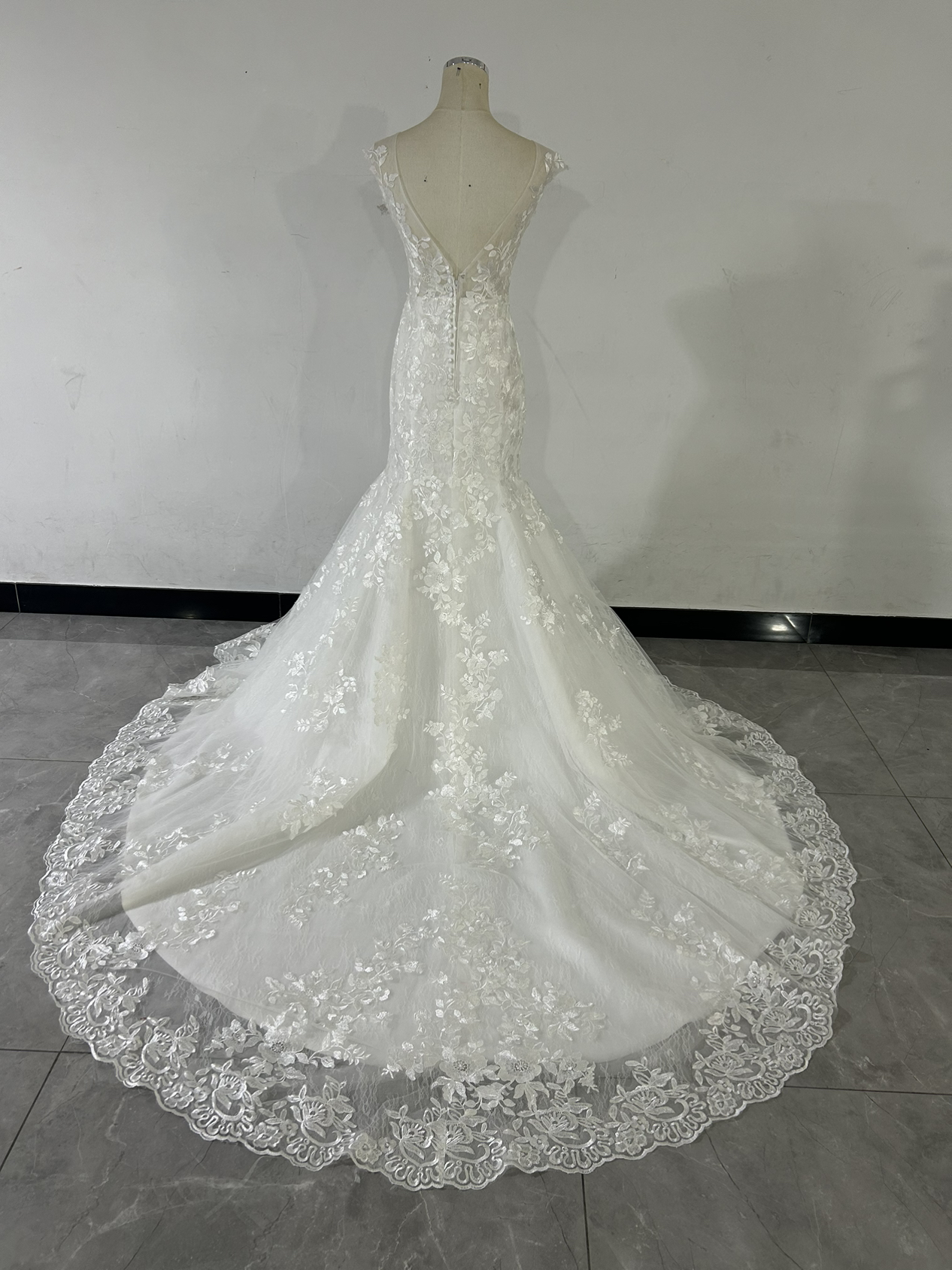 実例写真！ウェディングドレス 繊細レース ソフトマーメイドライン 優雅なシルエット 結婚式/披露宴